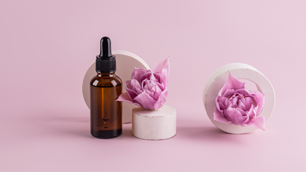 Diffuseurs en céramiques avec flacon d'huile essentielle et fleurs roses