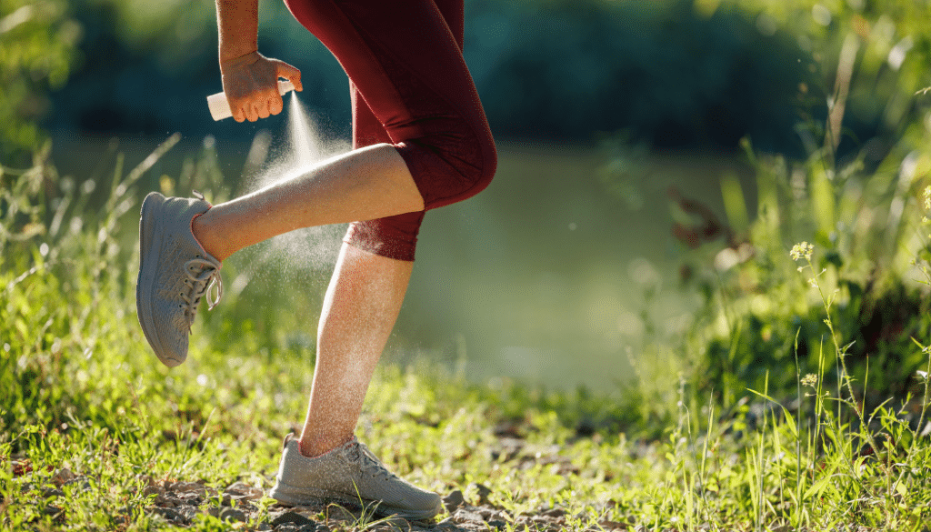 personne qui se met du repulsif sur les jambes